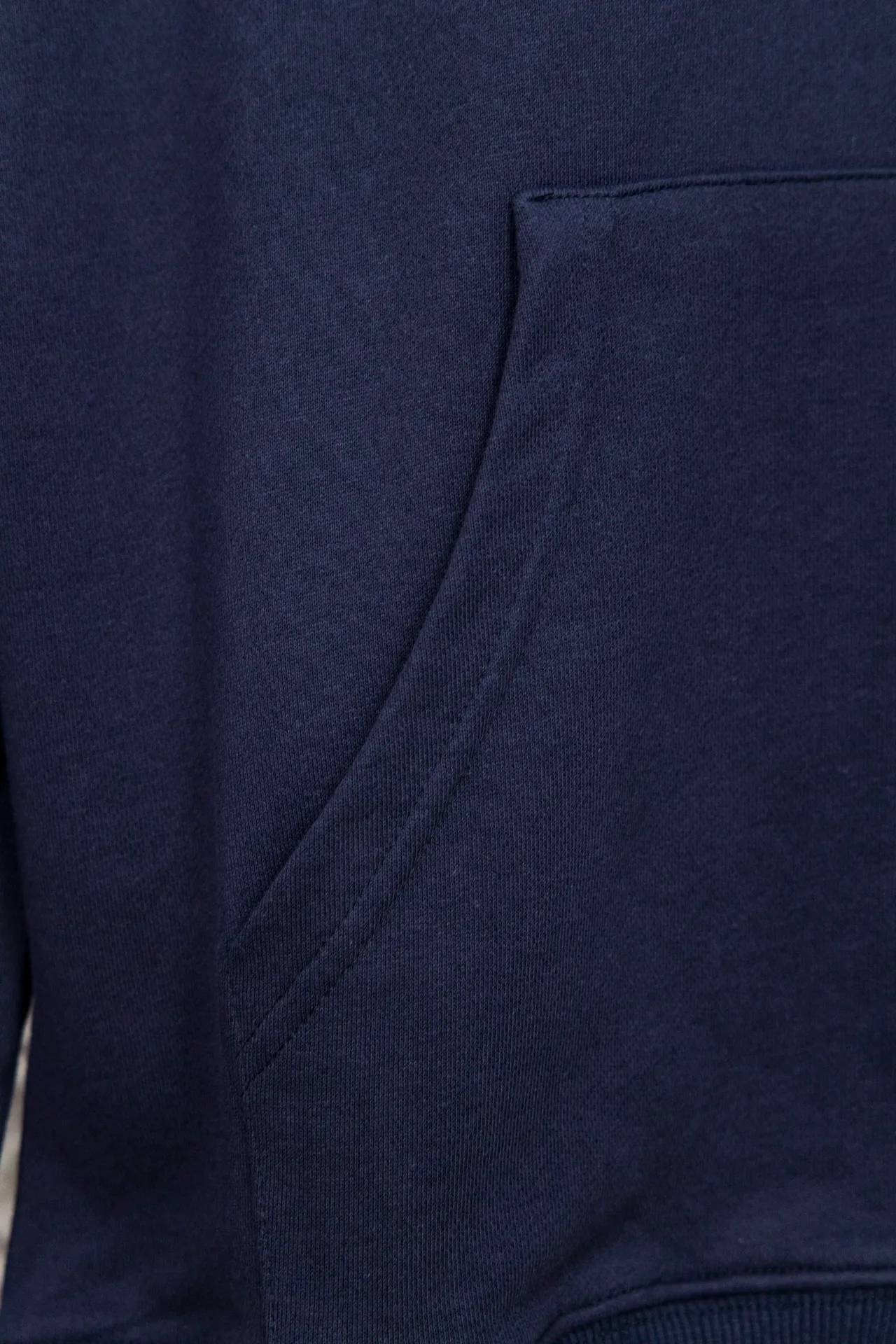 P240 Style No.: Y055 Ralph Lauren/Ralph Lauren pony embroidered zipper cardigan hooded sweatshirt. A one-of-a-kind sweatshirt for autumn and winter is here. You can wear it casually no matter how you wear it! ! This hooded sweatshirt is decorated with the simple style that represents Ralph Lauren and is paired with a pony embroidery pattern, which is three-dimensional and full! The solid color fabric paired with exquisite embroidery instantly sets it off! Hooded sports design, loose and casual fit! The overall texture is very strong! Through the pictures, we can feel the thickness and texture of custom-woven and dyed threads. The workmanship is exquisite. They are shipped from major foreign trade factories. They are all made by masters with many years of experience. Everything is of high standards and requirements! Simple and versatile model ~ Made of imported pique cotton fabric, which is super delicate and soft, close to the body without being tied. All fabrics and accessories are original custom-made and of high quality! Perfectly reflects the brand’s sense of superiority! Standard cut, comfortable stretch, unrestricted movement! Highly practical, high-end and classy! Versatile style ~ can be paired with jeans or jogging pants. Ideal for transitioning from your morning commute to weekend events! Tag, hanging particles, washed, packaging bag, full set of accessories, very good-looking, super exquisite workmanship, size: S-XL, color: navy, black, gray